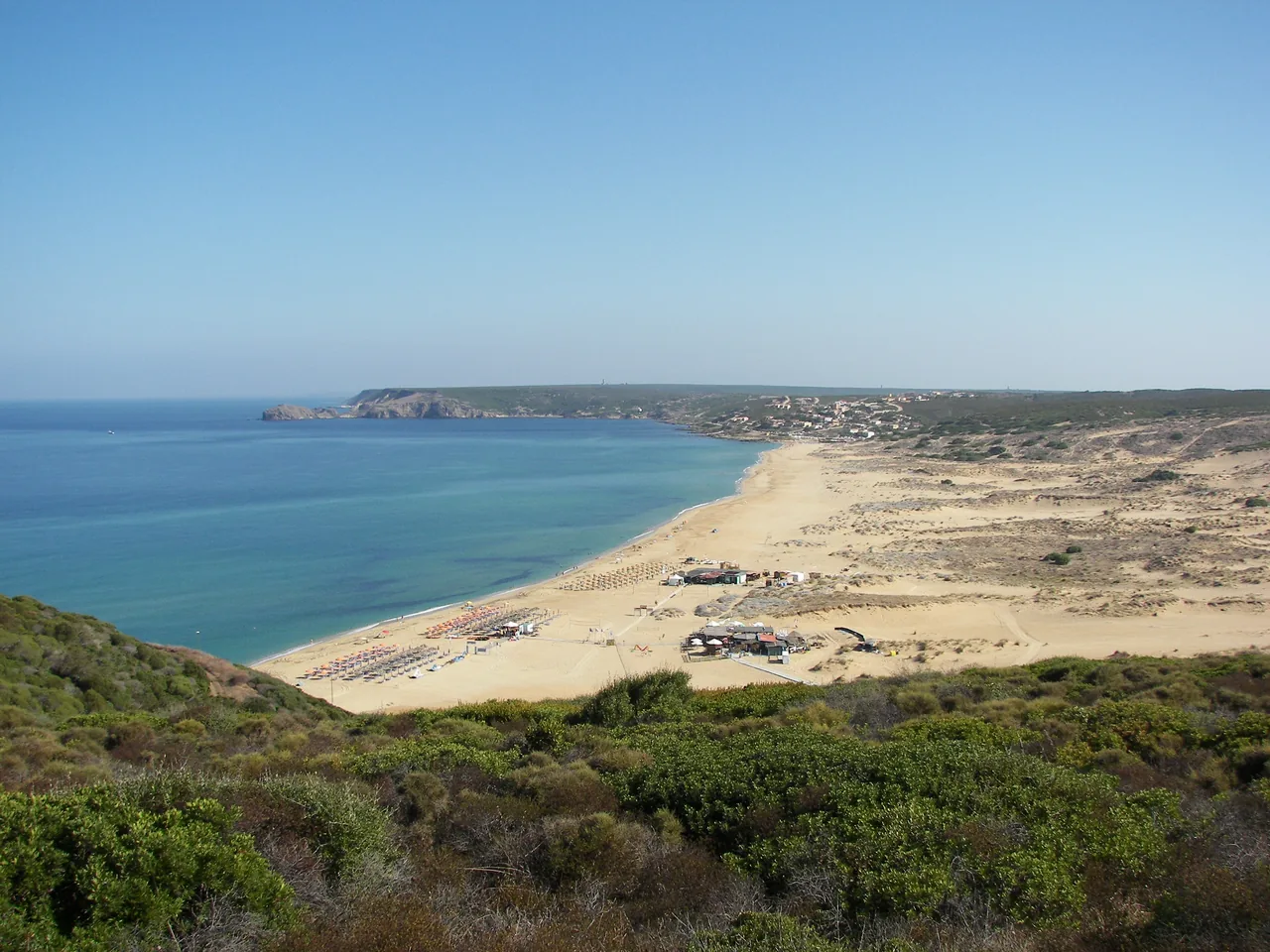 Blick über den langen Sandstrand und die Dünen von Torre dei Corsari zum Meer.